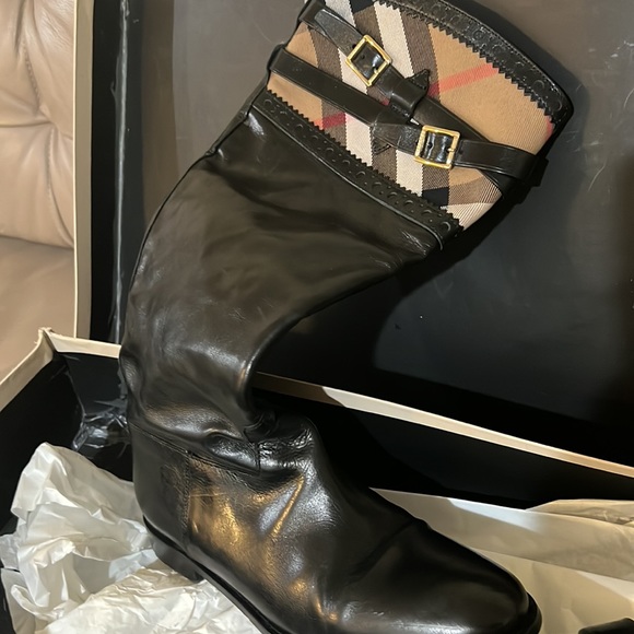 100 authentic Burberry women riding boot - Picture 5 of 8